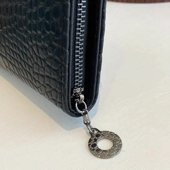 ๐ Crocodile Pattern Wallet, Faux Leather Card Holder Skull Decor, Unique Clutch - Picture 5 of 10